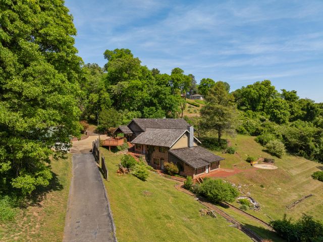 2910 Crest Terrace Drive, Chattanooga, TN 37404