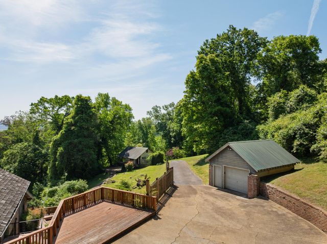2910 Crest Terrace Drive, Chattanooga, TN 37404
