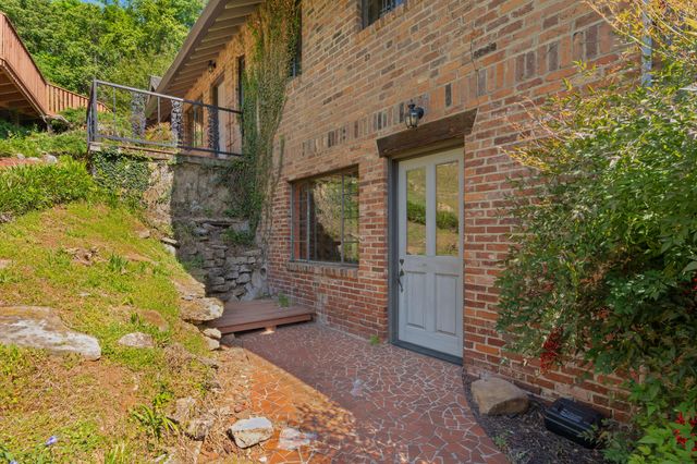 2910 Crest Terrace Drive, Chattanooga, TN 37404