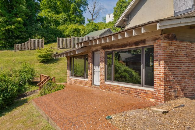 2910 Crest Terrace Drive, Chattanooga, TN 37404
