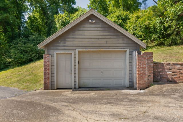 2910 Crest Terrace Drive, Chattanooga, TN 37404