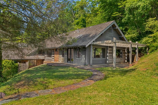 2910 Crest Terrace Drive, Chattanooga, TN 37404