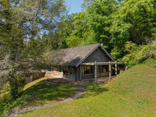 2910 Crest Terrace Drive, Chattanooga, TN 37404