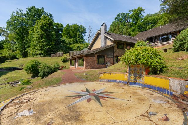 2910 Crest Terrace Drive, Chattanooga, TN 37404
