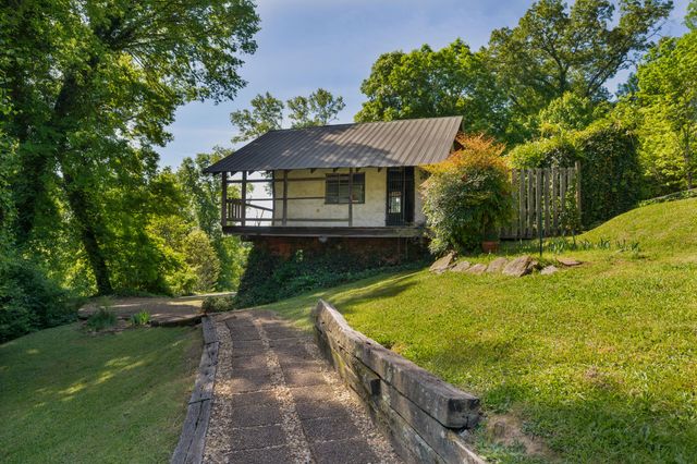 2910 Crest Terrace Drive, Chattanooga, TN 37404