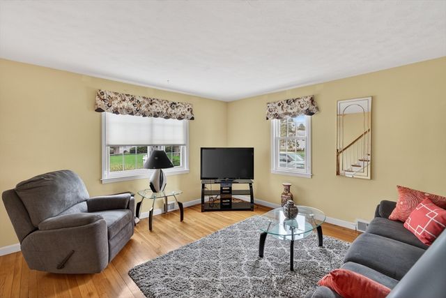 13 Hamilton Rd, Northborough, MA 01532