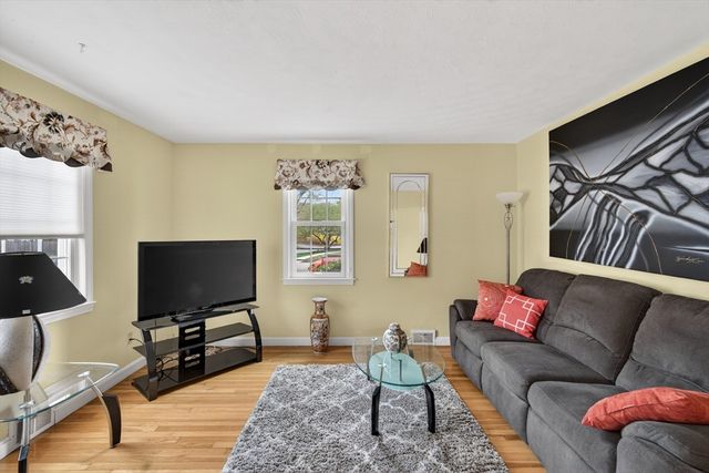 13 Hamilton Rd, Northborough, MA 01532