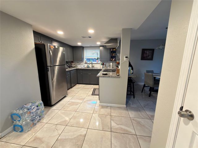 9721 Debbie Lane, Houston, TX 77038