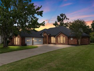 2221 Lake Forrest Drive, West Columbia, TX 77486