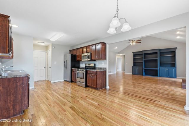 515 Spring House Ln, Louisville, KY 40229