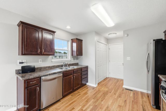 515 Spring House Ln, Louisville, KY 40229