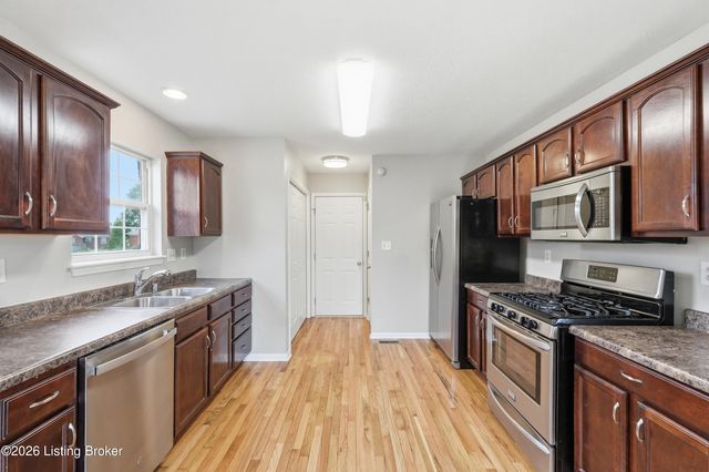 515 Spring House Ln, Louisville, KY 40229