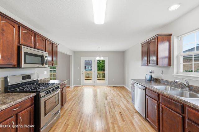 515 Spring House Ln, Louisville, KY 40229