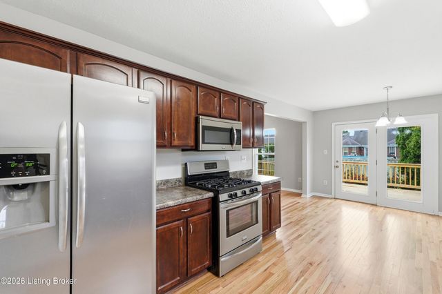 515 Spring House Ln, Louisville, KY 40229