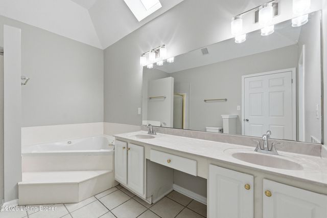 515 Spring House Ln, Louisville, KY 40229