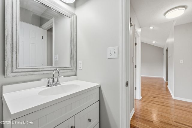 515 Spring House Ln, Louisville, KY 40229