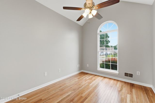 515 Spring House Ln, Louisville, KY 40229