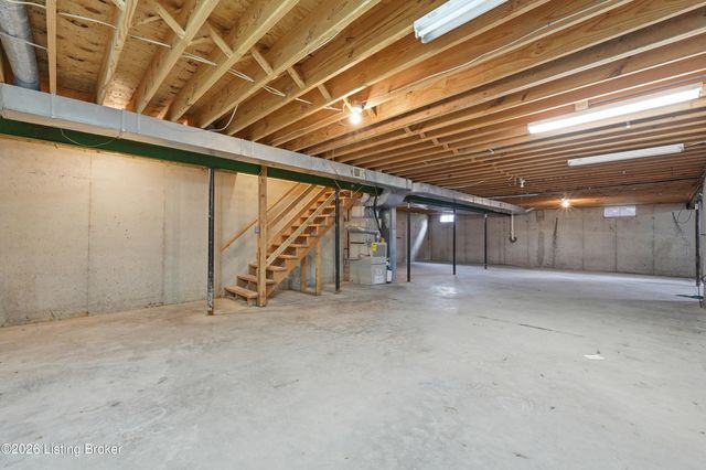 515 Spring House Ln, Louisville, KY 40229