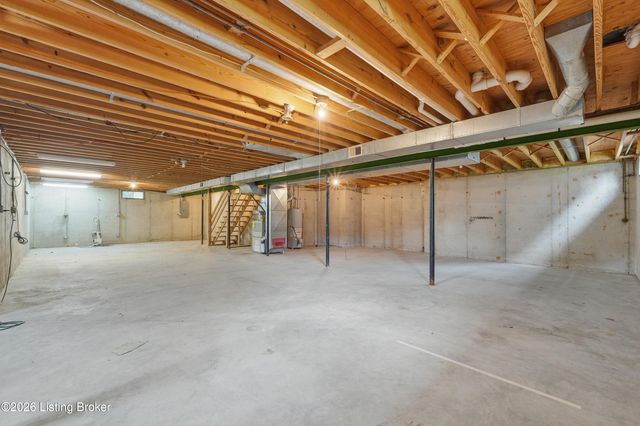 515 Spring House Ln, Louisville, KY 40229