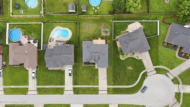 515 Spring House Ln, Louisville, KY 40229