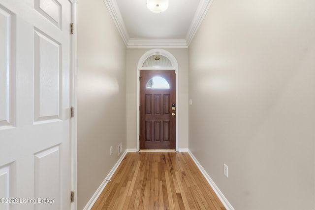 515 Spring House Ln, Louisville, KY 40229