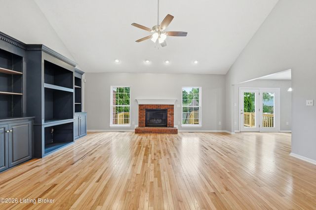 515 Spring House Ln, Louisville, KY 40229