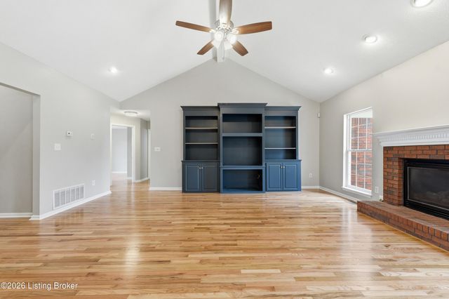 515 Spring House Ln, Louisville, KY 40229