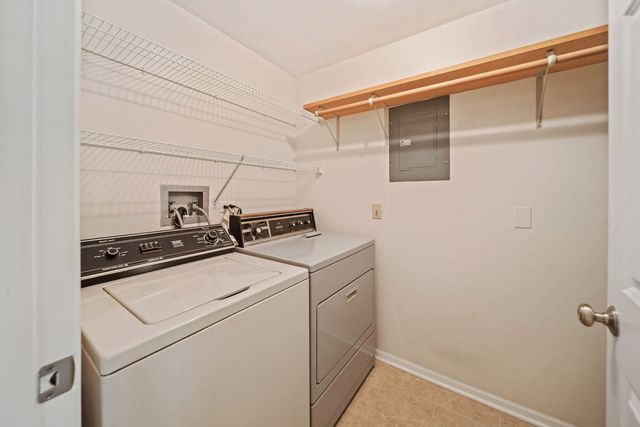 228 Brookside Lane B, Willowbrook, IL 60527