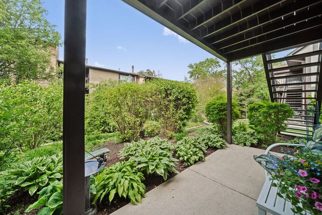 228 Brookside Lane B, Willowbrook, IL 60527
