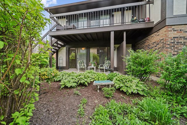 228 Brookside Lane B, Willowbrook, IL 60527