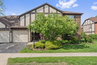 228 Brookside Lane B, Willowbrook, IL 60527