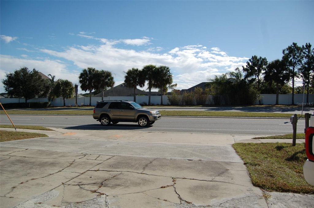 Image 2 of property listing at 223 COUNTY ROAD 466A, Fruitland Park, FL 34731