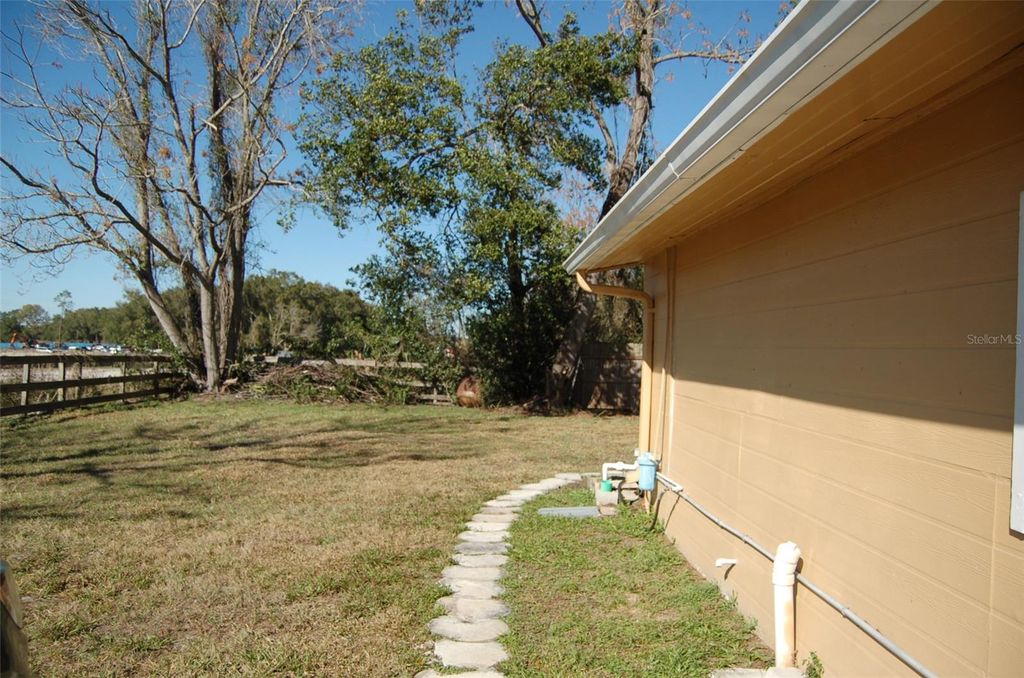 Image 19 of property listing at 223 COUNTY ROAD 466A, Fruitland Park, FL 34731