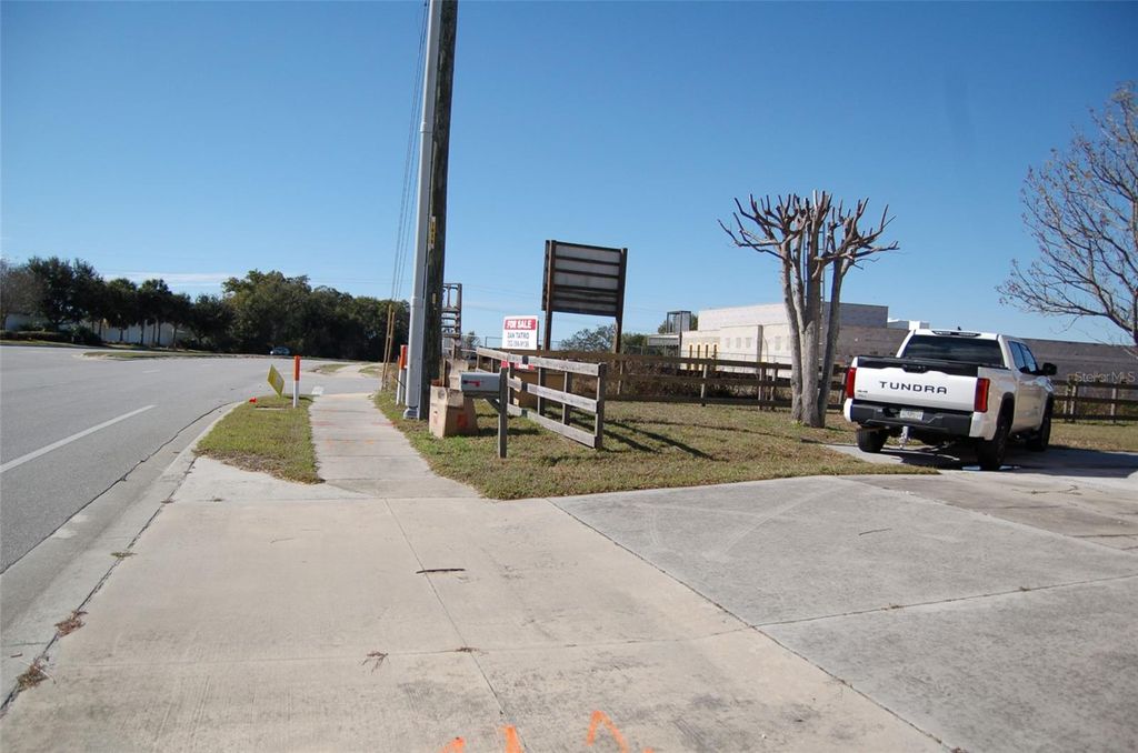 Image 5 of property listing at 223 COUNTY ROAD 466A, Fruitland Park, FL 34731