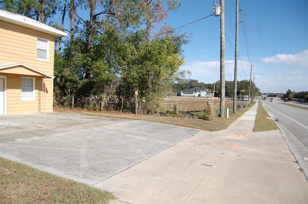 Image 6 of property listing at 223 COUNTY ROAD 466A, Fruitland Park, FL 34731