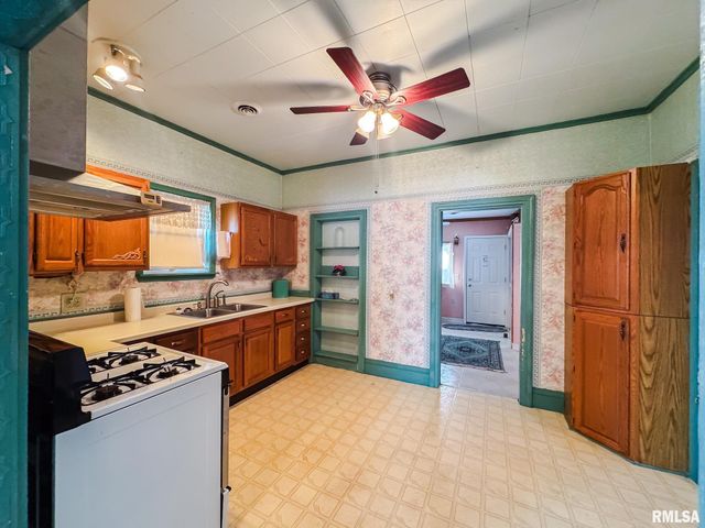 705 W COLLEGE Street, Marion, IL 62959