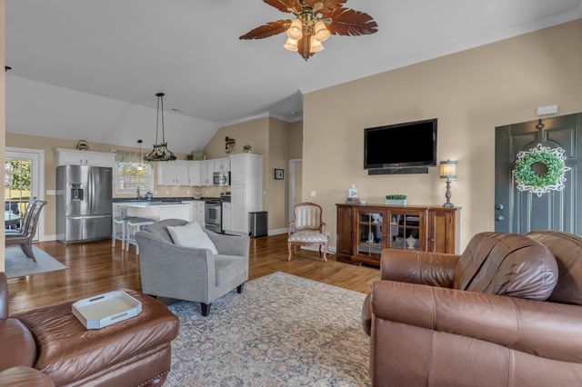 1688 Porter Rd, Burns, TN 37029