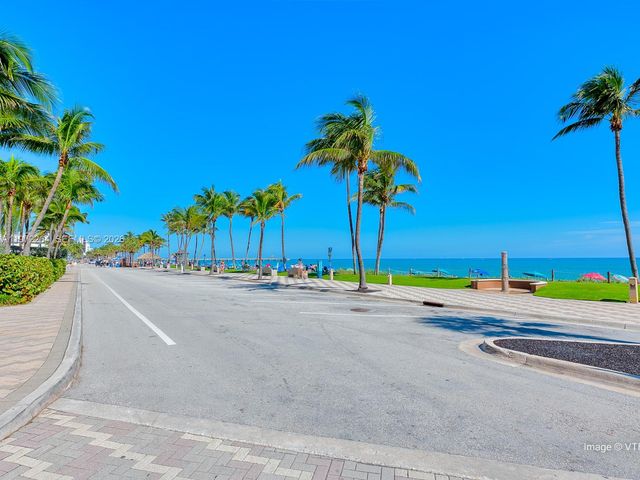 2051 SE 3rd St TH11, Deerfield Beach, FL 33441