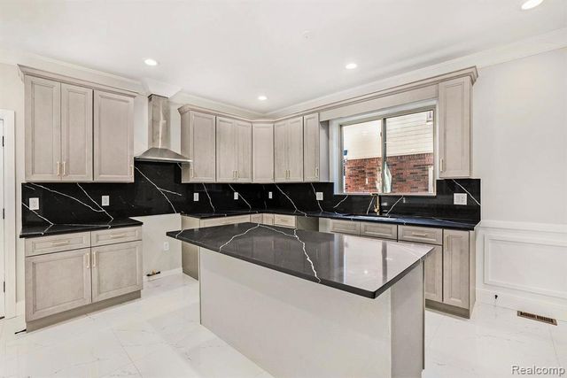 7634 Pinehurst Street, Dearborn, MI 48126