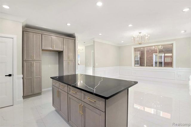 7634 Pinehurst Street, Dearborn, MI 48126