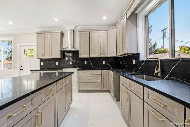 7634 Pinehurst Street, Dearborn, MI 48126