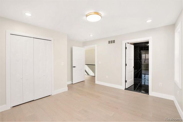 7634 Pinehurst Street, Dearborn, MI 48126