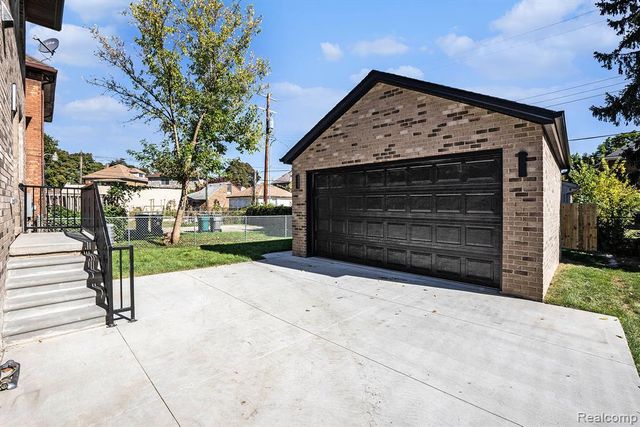 7634 Pinehurst Street, Dearborn, MI 48126