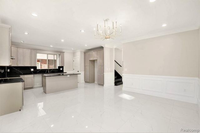 7634 Pinehurst Street, Dearborn, MI 48126