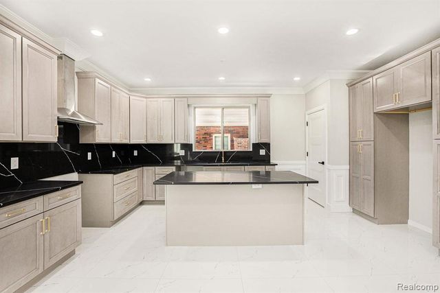 7634 Pinehurst Street, Dearborn, MI 48126