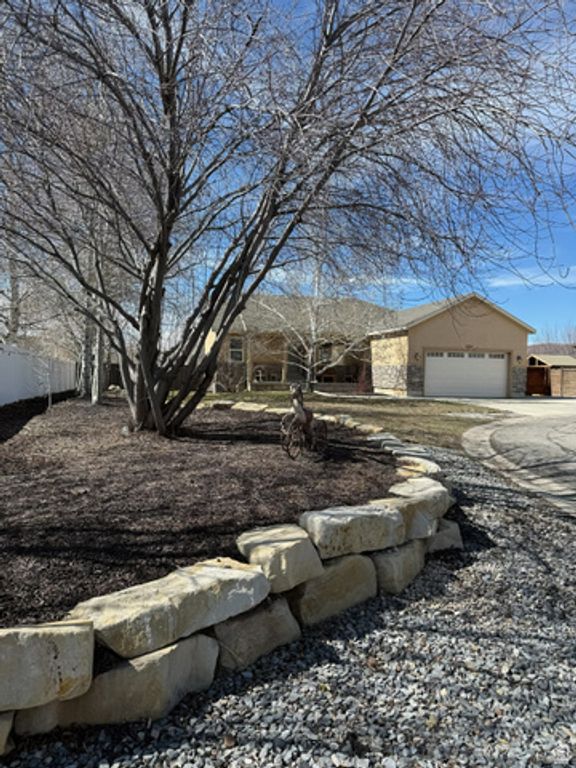 Image 2 of property listing at 5325 S BRIDLE CIR, Oakley, UT 84055