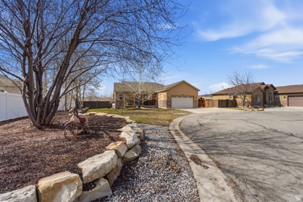 Image 4 of property listing at 5325 S BRIDLE CIR, Oakley, UT 84055