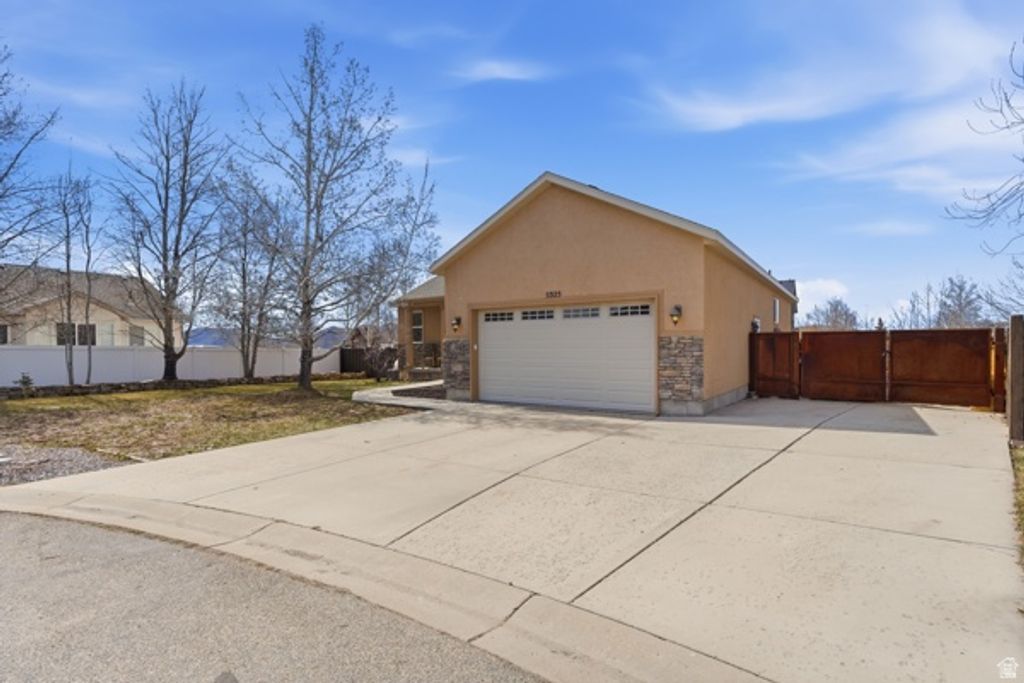 Image 5 of property listing at 5325 S BRIDLE CIR, Oakley, UT 84055