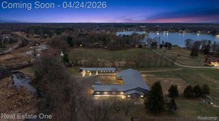 1050 Oxbow Lake Road, White Lake Charter Township, MI 48386