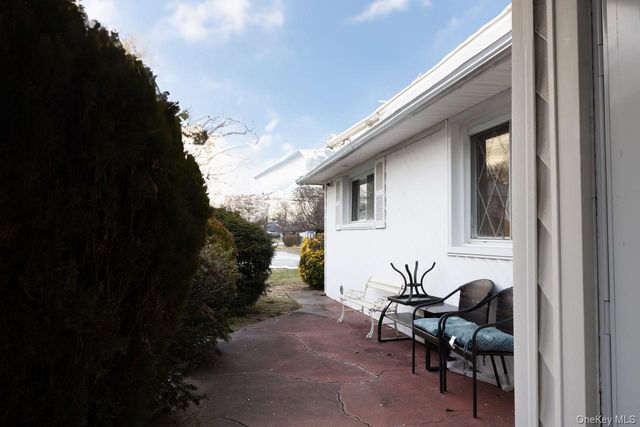 1322 Barry Drive S, Valley Stream, NY 11580